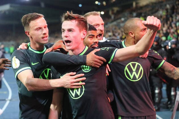 Sport Themen der Woche KW42 Sport Bilder des Tages Braunschwig vs. VfL, DFB Pokal 2. Runde Braunschweig, 18.10.2022, FUßBALL - Eintracht Braunschweig vs. VfL Wolfsburg, 2. Runde DFB Pokal, Saison 2022 23. Jakub Kaminski (VfL Wolfsburg) jubelt mit Yannick Gerhardt (VfL Wolfsburg), Paulo Otavio (VfL Wolfsburg) nach seinem Tor zum 1:2 Braunschweig *** Braunschwig vs VfL, DFB Pokal 2 round Braunschweig, 18 10 2022, FUßBALL Eintracht Braunschweig vs VfL Wolfsburg, 2 round DFB Pokal, season 2022 23 Jakub Kaminski VfL Wolfsburg cheers with Yannick Gerhardt VfL Wolfsburg , Paulo Otavio VfL Wolfsburg after his goal to 1 2 Braunschweig