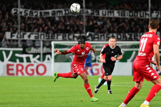Sport Themen der Woche KW42 Sport Bilder des Tages Fußball I Herren I Saison 2022-2023 I DFB Pokal I 2. Runde I VfB Lübeck - 1. FSV Mainz 05 I 18.10.2022 Leandro Barreiro Martins (8, 1. FSV Mainz 05) mit Gesichtsmaske, köpft den Ball in den Strafraum. Lübeck Lohmühle Schleswig-Holstein Deutschland *** Soccer I Men I Season 2022 2023 I DFB Cup I 2 Round I VfB Lübeck 1 FSV Mainz 05 I 18 10 2022 Leandro Barreiro Martins 8, 1 FSV Mainz 05 with face mask, heads the ball into the penalty area Lübeck Lohmühle Schleswig Holstein Germany Copyright: xLobeca WolfxGebhardtx