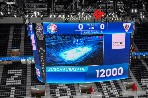 Videowürfel 12000 Zuschauer, Swiss Life Arena des ZSC, ZSC Lions - HC Fribourg Gotteron, National League, Eishockey, 18.10.2022 *** Video cube 12000 spectators, ZSC Swiss Life Arena, ZSC Lions HC Fribourg Gotteron, National League, Ice Hockey, 18 10 2022 