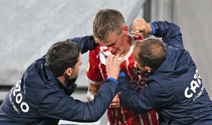 Sport Themen der Woche KW42 Sport Bilder des Tages 19.10.2022, xjhx, Fussball DFB Pokal, SC Freiburg - FC St.Pauli emspor, v.l. Matthias Ginter (SC Freiburg) verletzt Verletzung Schmerzen wird behandelt platzwunde blut blutet (DFL DFB REGULATIONS PROHIBIT ANY USE OF PHOTOGRAPHS as IMAGE SEQUENCES and or QUASI-VIDEO) Freiburg *** 19 10 2022, xjhx, football DFB Pokal, SC Freiburg FC St Pauli emspor, v l Matthias Ginter SC Freiburg injured pain is treated platzwunde bleed DFL DFB REGULATIONS PROHIBIT ANY USE OF PHOTOGRAPHS as IMAGE SEQUENCES and or QUASI VIDEO Freiburg
