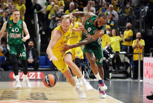 Bilder des Jahres, Sport 10 Oktober Sport Themen der Woche KW42 Sport Bilder des Tages Luke Sikma, Derrick Williams Zweikampf Spielszene Aktion Basketball Euroleague EL Herren Saison 2022 2023 19.10.2022 ALBA Berlin vs. Panathinaikos Athen *** Luke Sikma, Derrick Williams duel game scene action sports basketball Euroleague EL men season 2022 2023 19 10 2022 ALBA Berlin vs Panathinaikos Athens
