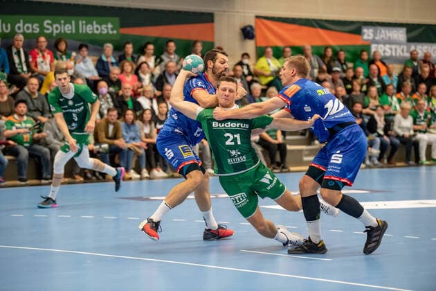 Sport Themen der Woche KW42 Sport Bilder des Tages DHB Pokal; HSG Wetzlar - HBW Balingen-Weilstetten, 19.10.22 Jonas Schelker ( 21 HSG Wetzlar), Felix Danner ( 17 HBW Balingen-Weilstetten), Daniel Thor Ignason ( 10 HBW Balingen-Weilstetten) DHB Pokal; HSG Wetzlar - HBW Balingen-Weilstetten: Wetzlar, 19.10.22 *** DHB Cup HSG Wetzlar HBW Balingen Weilstetten, 19 10 22 Jonas Schelker 21 HSG Wetzlar , Felix Danner 17 HBW Balingen Weilstetten , Daniel Thor Ignason 10 HBW Balingen Weilstetten DHB Cup HSG Wetzlar HBW Balingen Weilstetten Wetzlar, 19 10 22 Copyright: xBEAUTIFULxSPORTS Roeczeyx