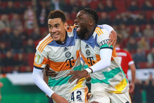 Sport Themen der Woche KW42 Sport Bilder des Tages 42 Jamal Musiala (FCB) erzielt das Tor zum 4-2 jubelt, Jubel, Torjubel mit 19 Alphonso Davies Fussball DFB-Pokal FC Augsburg - FC Bayern Muenchen 19.10.2022 WWK Arena FOTO: Mladen Lackovic LakoPress *** 42 Jamal Musiala FCB scores the goal to 4 2 cheers, cheers, cheers for the goal with 19 Alphonso Davies Football DFB Pokal FC Augsburg FC Bayern Muenchen 19 10 2022 WWK Arena PHOTO Mladen Lackovic LakoPress