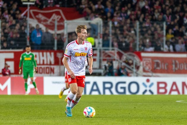 19.10.2022, Fussball, GER, Saison, 2022 2023, DFB Pokal, 2. Runde, SSV Jahn Regensburg - Fortuna Düsseldorf Joshua Mees (SSV Jahn) DFL REGULATIONS PROHIBIT ANY USE OF PHOTOGRAPHS AS IMAGE SEQUENCES AND OR QUASI-VIDEO. *** 19 10 2022, football, GER, season, 2022 2023, DFB Pokal, 2 round, SSV Jahn Regensburg Fortuna Düsseldorf Joshua Mees SSV Jahn DFL REGULATES PROHIBIT ANY USE OF PHOTOGRAPHS AS IMAGE SEQUENCES AND OR QUASI VIDEO
