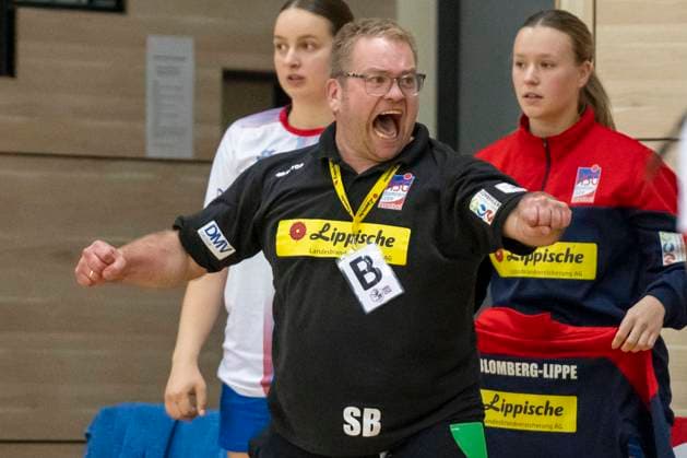 Halle, Deutschland 19. Oktober 2022: DHB Pokal - Frauen - 2022 2023 - SV Union Halle-Neustadt Wildcats vs. Blomberg-Lippe Trainer Steffen Birkner (Blomberg) jubelt nach dem Schlusspfiff über den Auswärtssieg. SWH.arena Sachsen-Anhalt Copyright: xFotostandx xBallaschx