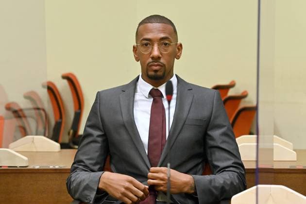 Bilder des Jahres, Sport 10 Oktober Sport Themen der Woche KW42 Sport Bilder des Tages Jerome BOATENG nimmt Platz, Einzelbild,angeschnittenes Einzelmotiv, Halbfigur,halbe Figur. Strafverfahren gegen Jerome B. wegen des Verdachts der Koerrperverletzung (Karibik) am 20.10.2022 vor dem Oberlandesgericht Muenchen II, OLG Â *** Jerome BOATENG takes a seat, single picture, cut single motive, half figure, half figure Criminal proceedings against Jerome B because of the suspicion of the body injury Caribbean on 20 10 2022 before the higher regional court Munich II, OLG Â