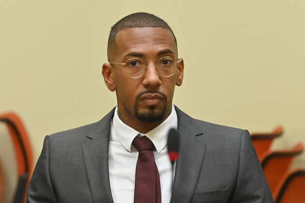 Jerome BOATENG nimmt Platz, Einzelbild,angeschnittenes Einzelmotiv,Portraet,Portrait,Porträt. Strafverfahren gegen Jerome B. wegen des Verdachts der Koerrperverletzung (Karibik) am 20.10.2022 vor dem Oberlandesgericht Muenchen II, OLG Â