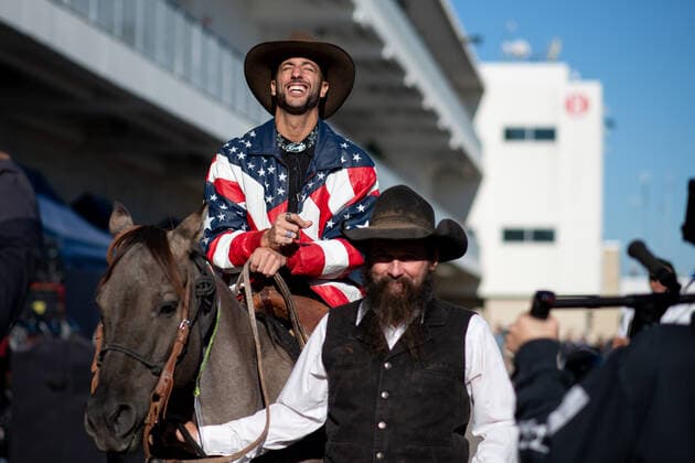 Daniel Ricciardo (AUS, McLaren F1 Team 3) reitet mit Pferd Horsey McHorse in das Fahrerlager, USA, Formel 1 Grand Prix der USA, Circuit of the Americas Austin, Mediaday, 20.10.2022 USA, Formel 1 Grand Prix der USA, Circuit of the Americas Austin, Mediaday, 20.10.2022 Austin Copyright: xEibner Memmlerx EP_MMR