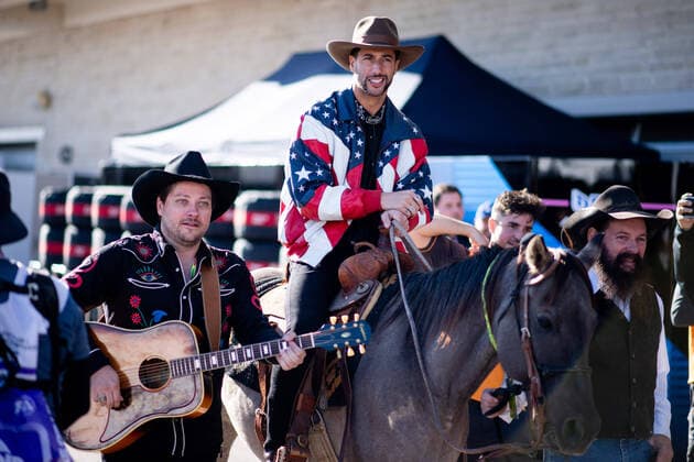 Bilder des Jahres, Sport 10 Oktober Sport Themen der Woche KW42 Sport Bilder des Tages Daniel Ricciardo (AUS, McLaren F1 Team 3) reitet mit Pferd Horsey McHorse und Begleitung eines Musikers in das Fahrerlager, USA, Formel 1 Grand Prix der USA, Circuit of the Americas Austin, Mediaday, 20.10.2022 USA, Formel 1 Grand Prix der USA, Circuit of the Americas Austin, Mediaday, 20.10.2022 Austin *** Daniel Ricciardo AUS, McLaren F1 Team 3 rides into the paddock with horse Horsey McHorse accompanied by a musician, USA, Formula 1 Grand Prix of the USA, Circuit of the Americas Austin, Mediaday, 20 10 2022 USA, Formula 1 Grand Prix of the USA, Circuit of the Americas Austin, Mediaday, 20 10 2022 Austin Copyright: xEibner Memmlerx EP_MMR