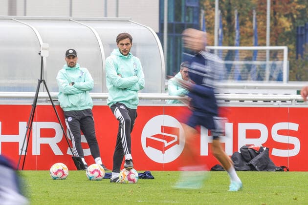 Sport Themen der Woche KW42 Sport Bilder des Tages 20.10.2022, Fussball, Saison 2022 2023, 1. Bundesliga, Training FC Schalke 04, Co-Trainer Matthias Kreutzer (FC Schalke 04) Foto: Tim Rehbein RHR-FOTO Gelsenkirchen NRW Deutschland xRHR-FOTO TRx *** 20 10 2022, football, season 2022 2023, 1 Bundesliga, training FC Schalke 04, co coach Matthias Kreutzer FC Schalke 04 photo Tim Rehbein RHR FOTO Gelsenkirchen NRW Germany xRHR FOTO TRx