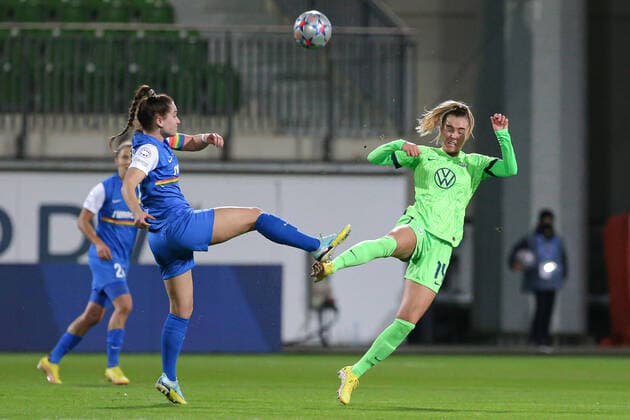 Sport Themen der Woche KW42 Sport Bilder des Tages v.li.: Jasmin Eder (SKN St. Pölten, 27) und Jill Roord (VfL Wolfsburg, 14) im Zweikampf, Duell, Dynamik, Aktion, Action, Spielszene, 20.10.2022, Wolfsburg (Deutschland), Fussball, UEFA Womens Champions League, VfL Wolfsburg - SKN St. Pölten *** f l Jasmin Eder SKN St Pölten, 27 and Jill Roord VfL Wolfsburg, 14 in duel, duel, dynamics, action, action, match scene, 20 10 2022, Wolfsburg Germany , Football, UEFA Womens Champions League, VfL Wolfsburg SKN St Pölten xobx