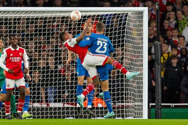 Arsenal v PSV Eindhoven Europa League 20 10 2022. Group A Joey Veerman (23) of PSV Eindhoven and Gabriel Jesus (9) of Arsenal clash in the air during the Europa League match between Arsenal and PSV Eindhoven at the Emirates Stadium, London, England on 20 October 2022. Editorial use only , Copyright: xNigelxKeenex PSI-16182-0031