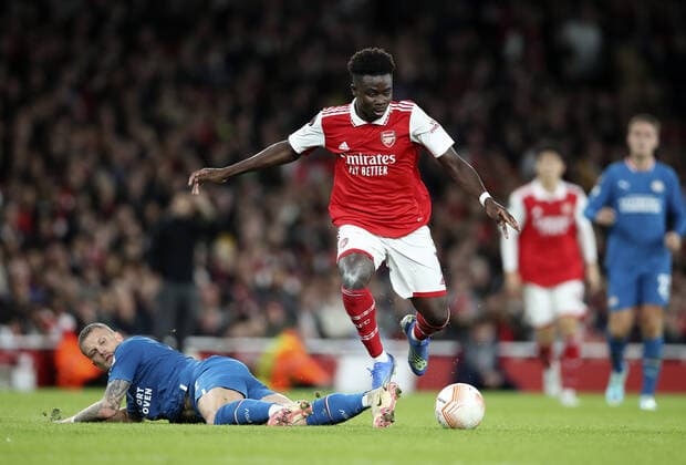 Mandatory Credit: Photo by Matt Impey Shutterstock (13481894k) Bukayo Saka of Arsenal is challenged by Philipp Max of PSV Eindhoven Arsenal v PSV Eindhoven, Football, UEFA Europa League, Emirates Stadium, Islington, London, UK - 20 10 2022 Editorial use only Arsenal v PSV Eindhoven, Football, UEFA Europa League, Emirates Stadium, Islington, London, UK - 20 10 2022 Editorial use only  Copyright: xMattxImpey Shutterstockx 13481894k