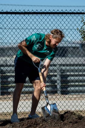 Sebastian Vettel (GER, Aston Martin Aramco Cognizant F1 Team 5) pflanzt vom Promoter gesponserte Baueme in der neuen Vettel Grove, USA, Formel 1 Grand Prix der USA, Circuit of the Americas Austin, Mediaday, 20.10.2022 USA, Formel 1 Grand Prix der USA, Circuit of the Americas Austin, Mediaday, 20.10.2022 Austin Copyright: xEibner Memmlerx EP_MMR