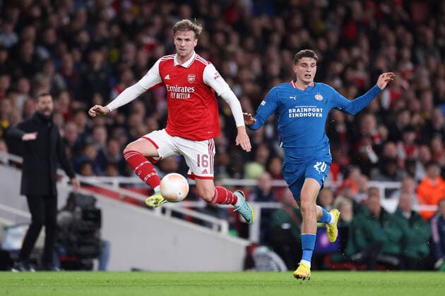 Arsenal v PSV Eindhoven 20 October 2022, London - Europa League Group Stage - Arsenal v PSV Eindhoven - Rob Holding of Arsenal is put under pressure by Guus Til of PSV Eindhoven - Photo: Jacques Feeney Offside. London UK Copyright: xJacquesxFeeneyx xOffsidexOffside