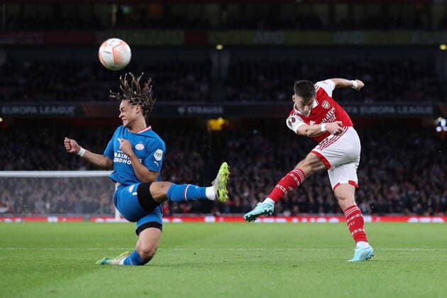 Bilder des Jahres, Sport 10 Oktober Sport Themen der Woche KW42 Sport Bilder des Tages Arsenal v PSV Eindhoven 20 October 2022, London - Europa League Group Stage - Arsenal v PSV Eindhoven - Kieran Tierney of Arsenal volleys the ball into Xavi Simons of PSV Eindhoven - Photo: Jacques Feeney Offside. London UK *** Arsenal gegen PSV Eindhoven 20. Oktober 2022, London Europa League Gruppenphase Arsenal gegen PSV Eindhoven Kieran Tierney von Arsenal spielt den Ball volley zu Xavi Simons von PSV Eindhoven Foto Jacques Feeney Abseits London UK  Copyright: xJacquesxFeeneyx xOffsidexOffside
