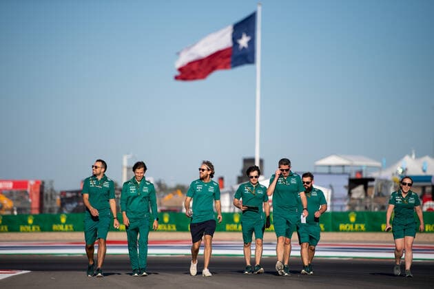 Sebastian Vettel (GER, Aston Martin Aramco Cognizant F1 Team 5) und Team beim Trackwalk, dahinter die Texas Flagge, FUSA, Formel 1 Grand Prix der USA, Circuit of the Americas Austin, Mediaday, 20.10.2022 USA, Formel 1 Grand Prix der USA, Circuit of the Americas Austin, Mediaday, 20.10.2022 Austin Copyright: xEibner Memmlerx EP_MMR