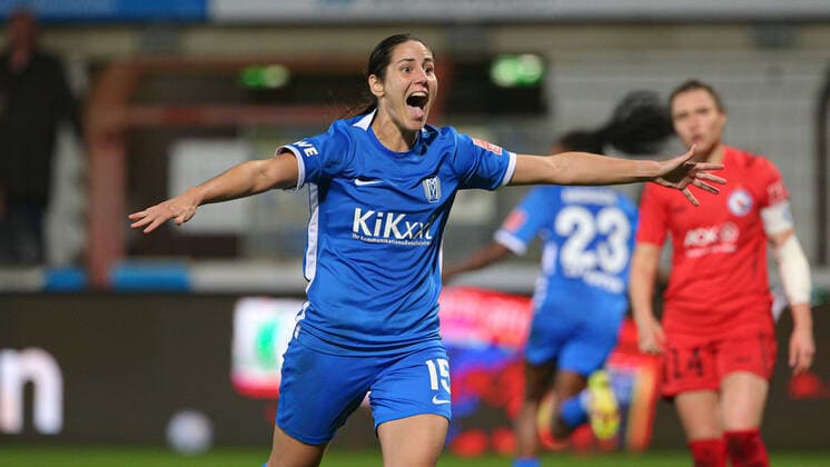 v.li.: Kristina Maksuti (SV Meppen, 15) mit Torjubel, Jubel, jubeln, jubelt, optimistisch, Spielszene, Highlight, Freude über das Tor zum 1:0, DIE DFB-RICHTLINIEN UNTERSAGEN JEGLICHE NUTZUNG VON FOTOS ALS SEQUENZBILDER UND ODER VIDEOÄHNLICHE FOTOSTRECKEN. DFB REGULATIONS PROHIBIT ANY USE OF PHOTOGRAPHS AS IMAGE SEQUENCES AND OR QUASI-VIDEO., 21.10.2022, Meppen (Deutschland), Fussball, Flyeralarm Frauen-Bundesliga, SV Meppen - 1. FFC Turbine Potsdam *** v li Kristina Maksuti SV Meppen, 15 with goal cheer, cheering, jubilant, optimistic, game scene, highlight, joy about the goal to 1 0, THE DFB DIRECTIVES PROHIBIT ANY USE OF PHOTOGRAPHS AS IMAGE SEQUENCES AND OR QUASI VIDEO , 21 10 2022, Meppen Germany , Football, Flyeralarm Womens Bundesliga, SV Meppen 1 FFC Turbine Potsdam xobx