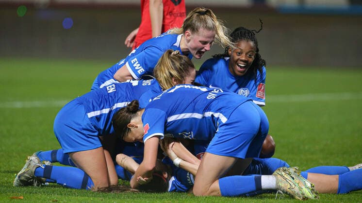 v.li.: Spielerinnen vom SV Meppen mit Torjubel, Jubel, jubeln, jubelt, optimistisch, Spielszene, Highlight, Freude über das Tor zum 2:0, DIE DFB-RICHTLINIEN UNTERSAGEN JEGLICHE NUTZUNG VON FOTOS ALS SEQUENZBILDER UND ODER VIDEOÄHNLICHE FOTOSTRECKEN. DFB REGULATIONS PROHIBIT ANY USE OF PHOTOGRAPHS AS IMAGE SEQUENCES AND OR QUASI-VIDEO., 21.10.2022, Meppen (Deutschland), Fussball, Flyeralarm Frauen-Bundesliga, SV Meppen - 1. FFC Turbine Potsdam *** f l players from SV Meppen with goal celebration, cheering, jubilation, optimistic, game scene, highlight, joy about the goal to 2 0, THE DFB DIRECTIVES PROHIBIT ANY USE OF PHOTOGRAPHS AS IMAGE SEQUENCES AND OR QUASI VIDEO , 21 10 2022, Meppen Germany , Football, Flyeralarm Frauen Bundesliga, SV Meppen 1 FFC Turbine Potsdam xobx