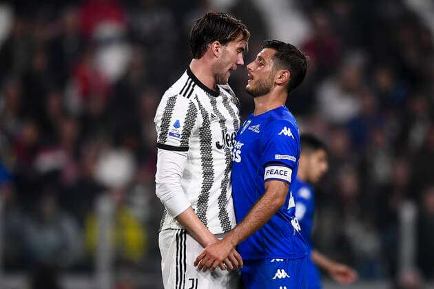 Sport Themen der Woche KW42 Sport Bilder des Tages Juventus FC v Empoli FC - Serie A Dusan Vlahovic of Juventus FC and Filippo Bandinelli of Empoli FC square up to each other during the Serie A football match between Juventus FC and Empoli FC. Turin Italy Copyright: xNicolòxCampox