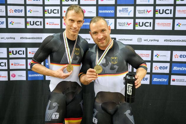 Bilder des Jahres, Sport 10 Oktober Sport Themen der Woche KW42 Sport Bilder des Tages UCI Para-Cycling Track World Championship, WM, Weltmeisterschaft 2022 - 21.10.2022 - Day (2) SAINT QUENTIN EN YVELINES, FRANCE - OCTOBER 21: Thomas Ulbricht of Germany (local club: PSC Berlin, class: MB) and his guide Robert Foerstemann (local club: PSV Rostock, guide) posing with the bronce medal during the award ceremonies of the mens tandem 1000m sprint on day (2) of the UCI Para-Cycling Track World Championship 2022 at the Velodrome National of Saint Quentin en Yvelines on 21.10.2022 in Ile de France France. *** UCI Para Cycling Track World Championship 2022 21 10 2022 Day 2 SAINT QUENTIN EN YVELINES, FRANCE OCTOBER 21 Thomas Ulbricht of Germany local club PSC Berlin, class MB and his guide Robert Foerstemann local club PSV Rostock, guide posing with the bronze medal during the award ceremonies of the mens tandem 1000m sprint on day 2 of the UCI Para Cycling Track World Championship 2022 at the Velodrome National of Saint Quentin en Yvelines on 21 10 2022 in Ile de France Copyright: xBEAUTIFULxSPORTS OliverxKremerx
