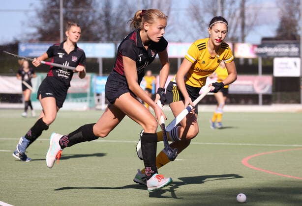 Bilder des Jahres, Sport 10 Oktober Sport Themen der Woche KW42 Sport Bilder des Tages 22.10.2022, Deutschland, Ludwigsburg, Hockey, U16-DM Frauen: HC Ludwigsburg U16 Harvestehuder THC U16, v.l. Clara Gulewitsch (HCL), Amina Aufenacker (THC) *** 22 10 2022, Germany, Ludwigsburg, Hockey, U16 DM Women HC Ludwigsburg U16 Harvestehuder THC U16, v l Clara Gulewitsch HCL , Amina Aufenacker THC