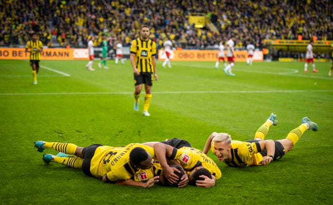 Bilder des Jahres, Sport 10 Oktober Sport Themen der Woche KW42 Sport Bilder des Tages Dortmund, 22.10.2022 Torjubel: Youssoufa Moukoko (BVB), Giovanni Reyna (BVB), Jude Bellingham (BVB), Nico Schlotterbeck (BVB) Borussia Dortmund - VfB Stuttgart Fussball; Saison 2022 23 Foto: Moritz Müller *** Dortmund, 22 10 2022 goal celebration Youssoufa Moukoko BVB , Giovanni Reyna BVB , Jude Bellingham BVB , Nico Schlotterbeck BVB Borussia Dortmund VfB Stuttgart football season 2022 23 Photo Moritz Müller