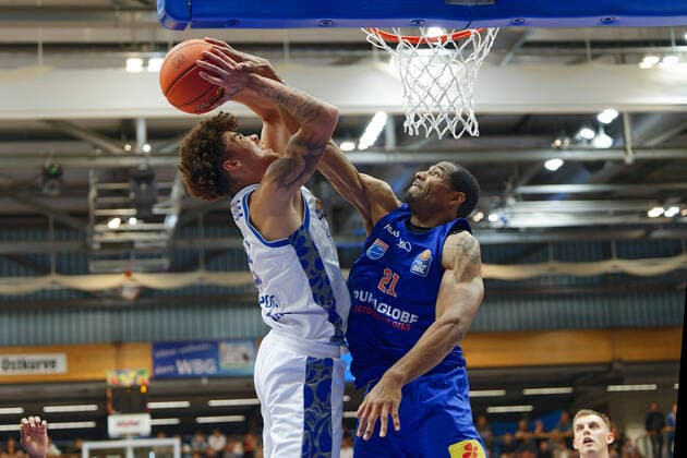 Sport Themen der Woche KW42 Sport Bilder des Tages Joshua Obiesie (Skyliners, 8), Tremmell Darden (MBC, 21) Syntainics MBC vs. Fraport Skyliners, Basketball, Maenner, 4. Spieltag, 2022 2023, 22.10.2022, Syntainics MBC vs. Fraport Skyliners, Basketball, Maenner, 4. Spieltag, 2022 2023, 22.10.2022, Weissenfels *** Joshua Obiesie Skyliners, 8 , Tremmell Darden MBC, 21 Syntainics MBC vs Fraport Skyliners, basketball, mens, 4 game day, 2022 2023, 22 10 2022, Syntainics MBC vs Fraport Skyliners, basketball, mens, 4 game day, 2022 2023, 22 10 2022, Weissenfels. Copyright: xEibner-Pressefoto EckehardxSchulzx ep_eer