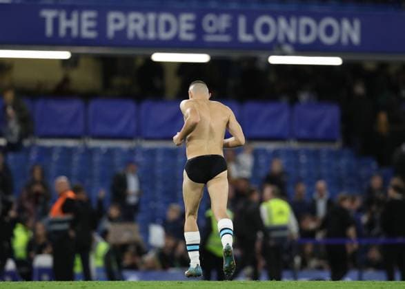 Bilder des Jahres, Sport 10 Oktober Sport Themen der Woche KW42 Sport Bilder des Tages London, England, 22nd October 2022. Mateo Kovacic of Chelsea leaves the pitch in just his underwear after giving his shirt and shorts to fans after the Premier League match at Stamford Bridge, London. Picture credit should read: Paul Terry Sportimage EDITORIAL USE ONLY. No use with unauthorised audio, video, data, fixture lists, club league logos or live services. Online in-match use limited to 120 images, no video emulation. No use in betting, games or single club league player publications. SPI-1973-0028