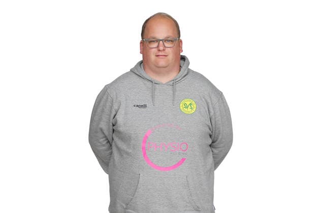 Straelen, Deutschland 22. Oktober 2022: Regionalliga West - 2022 2023 - SV Straelen - Teamshooting - Mannschaftsfoto Betreuer Stefan Büns Buens (SV Straelen) Tecklenburg Stadion Nordrhein Westfalen Copyright: xFotostandx xvanxderxVeldenx