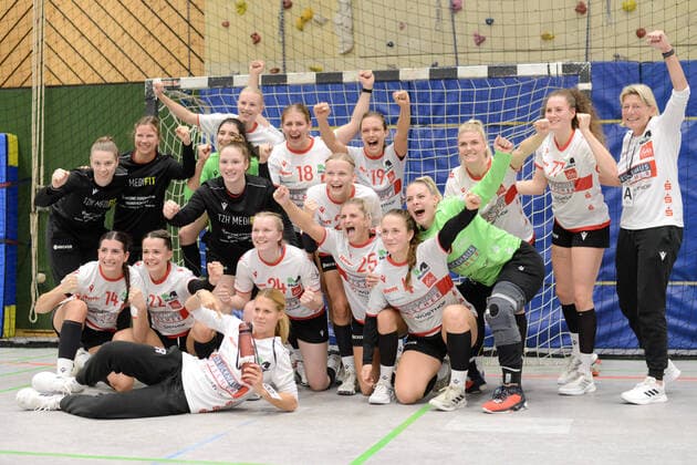 Sport Themen der Woche KW42 Sport Bilder des Tages Die Mannschaft des HSV Solingen-Graefrath feiert den Sieg gegen TG Nuertingen. TG Nuertingen vs. HSV Solingen-Graefrath, Handball, 2. Bundesliga, 5.Spieltag, Saison 2022 2023, 22.10.2022, TG Nuertingen vs. HSV Solingen-Graefrath, Handball, 2. Bundesliga, 5.Spieltag, Saison 2022 2023, 22.10.2022 Nuertingen *** The HSV Solingen Graefrath team celebrates the victory against TG Nuertingen TG Nuertingen vs HSV Solingen Graefrath, Handball, 2 Bundesliga, 5 Spieltag, Saison 2022 2023, 22 10 2022, TG Nuertingen vs HSV Solingen Graefrath, Handball, 2 Bundesliga, 5 Spieltag, Saison 2022 2023, 22 10 2022 Nuertingen Copyright: xEibner-Pressefoto NicolasxWoernx EP_NWN
