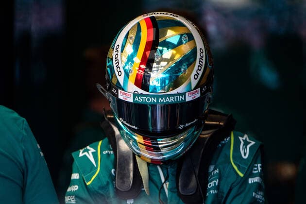 Sebastian Vettel (GER, Aston Martin Aramco Cognizant F1 Team 5) mit Spezialhelm in der Box, USA, Formel 1 Grand Prix der USA, Circuit of the Americas Austin, 3. Freies Training, 22.10.2022 USA, Formel 1 Grand Prix der USA, Circuit of the Americas Austin, 3. Freies Training, 22.10.2022 Austin Copyright: xEibner Memmlerx EP_MMR