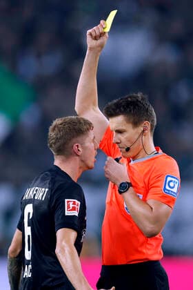 Bilder des Jahres, Sport 10 Oktober Sport Themen der Woche KW42 Sport Bilder des Tages JAKIC Kristijan Team Eintracht Frankfurt mit Schiedsrichter SIEBERT Daniel DFL Bundesliga Saison 2022 - 2023 Spiel Borussia Moenchengladbach - Eintracht Frankfurt am 22. 10. 2022 in Moenchengladbach DFL REGULATIONS PROHIBIT ANY USE OF PHOTOGRAPHS as IMAGE SEQUENCES and or QUASI-VIDEO *** JAKIC Kristijan Team Eintracht Frankfurt with referee SIEBERT Daniel DFL Bundesliga Season 2022 2023 Match Borussia Moenchengladbach Eintracht Frankfurt on 22 10 2022 in Moenchengladbach DFL REGULATES PROHIBIT ANY USE OF PHOTOGRAPHS as IMAGE SEQUENCES and or QUASI VIDEO Copyright: xLacixPerenyix