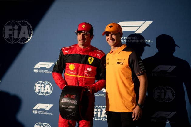 Carlos Sainz Junior (ESP, Scuderia Ferrari 55) bekommt von Alex Palou (McLaren F1 Team, IndyCar, Indy Car, IRL, USA Champion 2021) den Pirelli Pole Position Award, USA, Formel 1 Grand Prix der USA, Circuit of the Americas Austin, Qualifying, 22.10.2022 USA, Formel 1 Grand Prix der USA, Circuit of the Americas Austin, Qualifying, 22.10.2022 Austin Copyright: xEibner Memmlerx EP_MMR