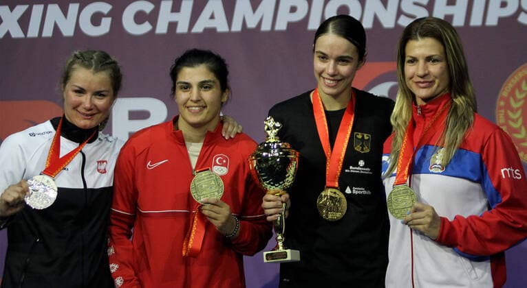 Bilder des Jahres, Sport 10 Oktober Sport Themen der Woche KW42 Sport Bilder des Tages 22.10.2022 Budva(Montenegro) European Women s Boxing Championship welterweight (W66kg) medal ceremony Aneta Rygielska(L) Poland silver,Busenaz Surmeneli(2L) Turkey bronze,Stefanie Von Berge(3L) Germany gold medal ,Jelena Janicijevic(R) Serbia bronze medal :