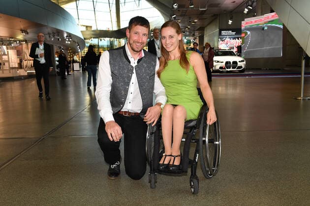 Anna Schaffelhuber mit Begleitung Verleihung des Bayerischen Sportpreis 2022 Ehrung, Auszeichnung, Preis BMW Welt München 22. Oktober 2022