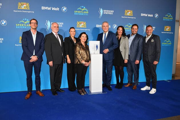 Joachim Herrmann mit Fam. Walchshöfer, Landrat Herbert Eckstein und Bürgermeister Andreas Buckreus Förderung des Sports Verleihung des Bayerischen Sportpreis 2022 Ehrung, Auszeichnung, Preis BMW Welt München 22. Oktober 2022