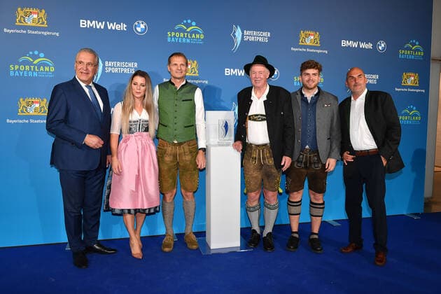 Joachim Herrmann mit Athletes für Ukraine e. V. vertr. druch Jens Steinigen Lisa Loch und Wolfgang Pichler Verleihung des Bayerischen Sportpreis 2022 Ehrung, Auszeichnung, Preis BMW Welt München 22. Oktober 2022