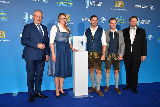 Joachim Herrmann, Natalie Geisenberger, Tobias Arlt, Tobias Wendl und Michael A. Grimm Verleihung des Bayerischen Sportpreis 2022 Ehrung, Auszeichnung, Preis BMW Welt München 22. Oktober 2022