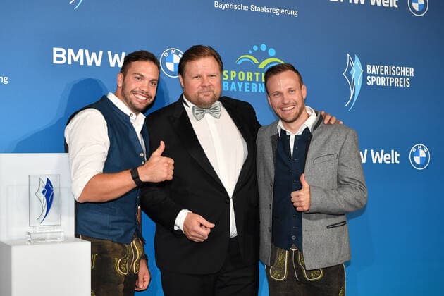 Tobias Arlt, Michael A. Grimm und Tobias Wendl Verleihung des Bayerischen Sportpreis 2022 Ehrung, Auszeichnung, Preis BMW Welt München 22. Oktober 2022