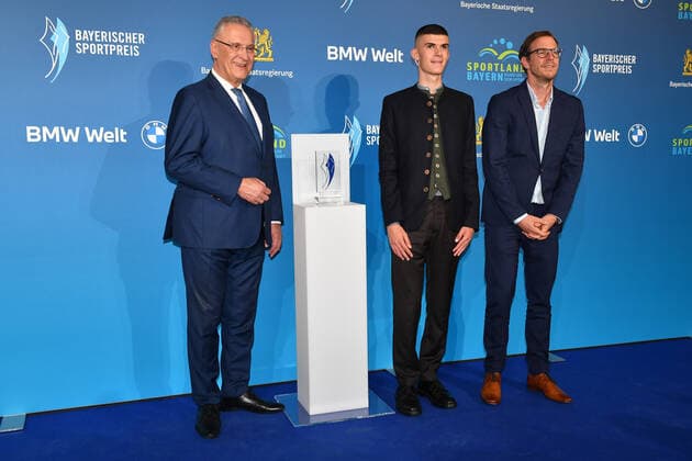 Joachim Herrmann, Ben Neumann und Quirin Rohleder Verleihung des Bayerischen Sportpreis 2022 Ehrung, Auszeichnung, Preis BMW Welt München 22. Oktober 2022