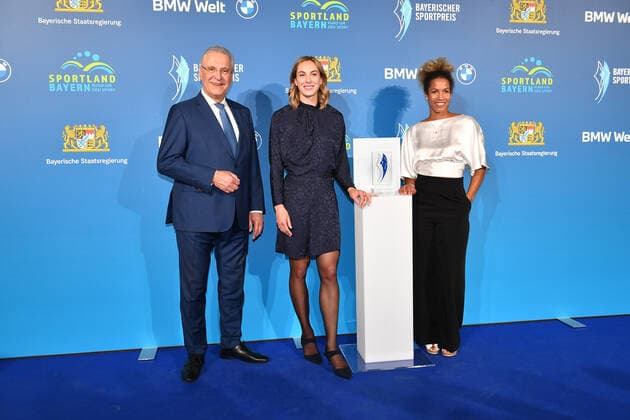 Joachim Herrmann, Alexandra Burghardt und Mariama Jamanka Verleihung des Bayerischen Sportpreis 2022 Ehrung, Auszeichnung, Preis BMW Welt München 22. Oktober 2022