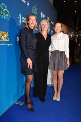 Gina Lückenkemper mit Begleitung Verleihung des Bayerischen Sportpreis 2022 Ehrung, Auszeichnung, Preis BMW Welt München 22. Oktober 2022