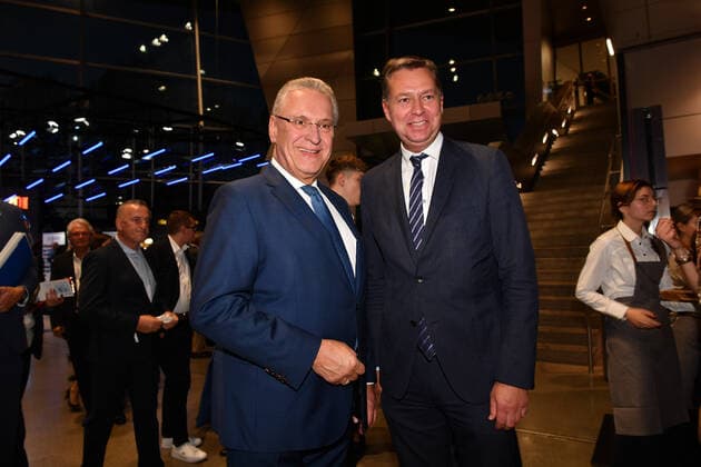 Joachim Herrmann Verleihung des Bayerischen Sportpreis 2022 Ehrung, Auszeichnung, Preis BMW Welt München 22. Oktober 2022