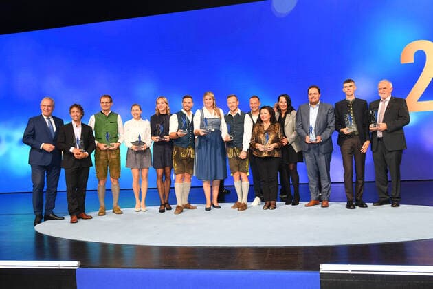 Joachim Herrmann mit allen Preisträgern Verleihung des Bayerischen Sportpreis 2022 Ehrung, Auszeichnung, Preis BMW Welt München 22. Oktober 2022