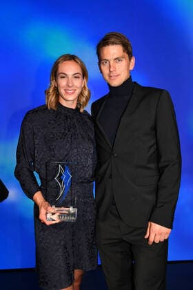 Alexandra Burghardt mit Begleitung Verleihung des Bayerischen Sportpreis 2022 Ehrung, Auszeichnung, Preis BMW Welt München 22. Oktober 2022