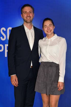 Gina Lückenkemper mit Begleitung Verleihung des Bayerischen Sportpreis 2022 Ehrung, Auszeichnung, Preis BMW Welt München 22. Oktober 2022