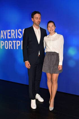 Gina Lückenkemper mit Begleitung Verleihung des Bayerischen Sportpreis 2022 Ehrung, Auszeichnung, Preis BMW Welt München 22. Oktober 2022