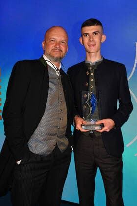 Ben Neumann mit seinen Vater Peter Verleihung des Bayerischen Sportpreis 2022 Ehrung, Auszeichnung, Preis BMW Welt München 22. Oktober 2022