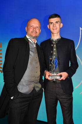 Ben Neumann mit seinen Vater Peter Verleihung des Bayerischen Sportpreis 2022 Ehrung, Auszeichnung, Preis BMW Welt München 22. Oktober 2022